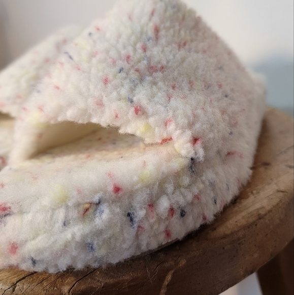 Old Navy sherpa slides multi-colored, with elastic. Size 10 - Picture 11 of 11